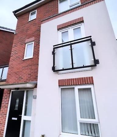 3 Stories, 5 Bedroom House In Prime Location With Balcony And Shared Garden リヴァプール エクステリア 写真
