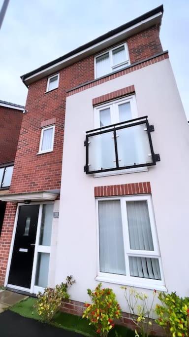 3 Stories, 5 Bedroom House In Prime Location With Balcony And Shared Garden リヴァプール エクステリア 写真