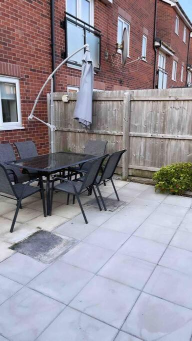 3 Stories, 5 Bedroom House In Prime Location With Balcony And Shared Garden リヴァプール エクステリア 写真