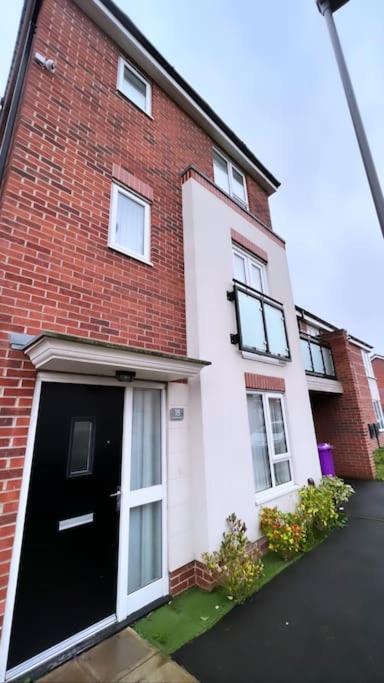 3 Stories, 5 Bedroom House In Prime Location With Balcony And Shared Garden リヴァプール エクステリア 写真