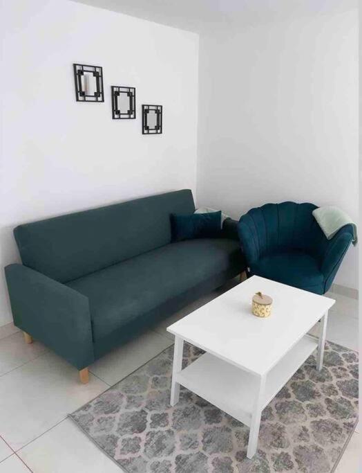 3 Stories, 5 Bedroom House In Prime Location With Balcony And Shared Garden リヴァプール エクステリア 写真