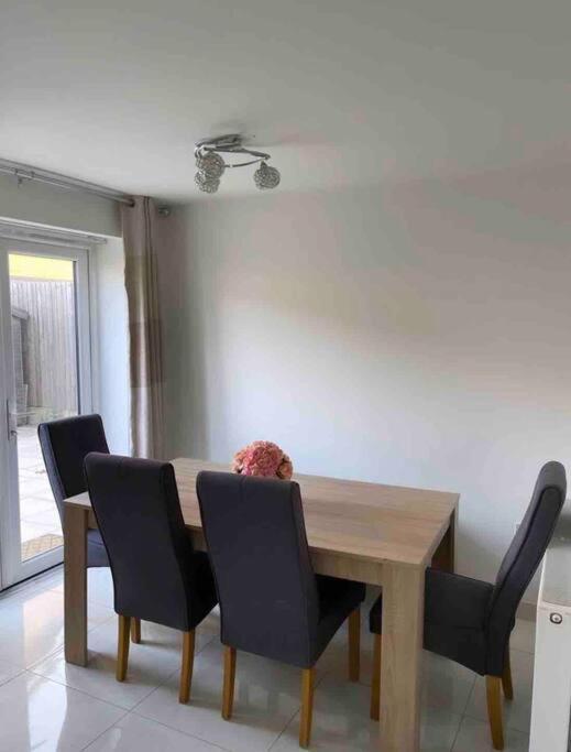 3 Stories, 5 Bedroom House In Prime Location With Balcony And Shared Garden リヴァプール エクステリア 写真