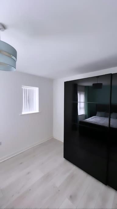3 Stories, 5 Bedroom House In Prime Location With Balcony And Shared Garden リヴァプール エクステリア 写真