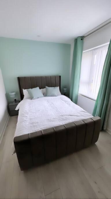 3 Stories, 5 Bedroom House In Prime Location With Balcony And Shared Garden リヴァプール エクステリア 写真